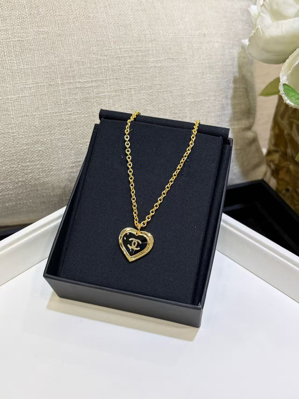Trendy 18K CC Black And White Diamond Gold Necklace Handcrafted 18K Gold Diamond Necklace Stylish Pendant Necklace For Women Casual Formal Outfit Accessory, CHANE