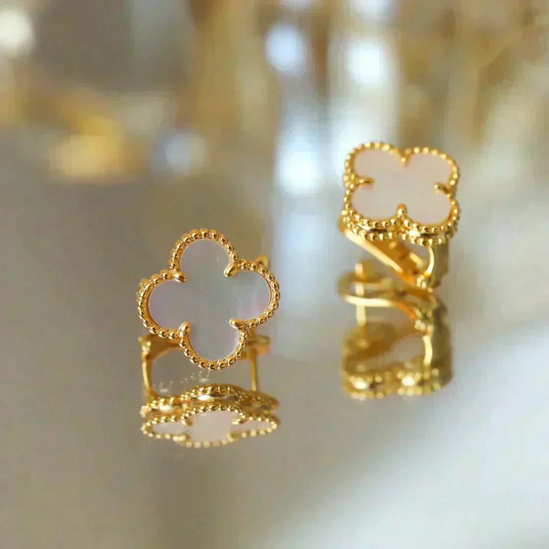CCjewelry CLOVER MEDIUM 1 MOTIFS  WHITE MOP STUD EARRINGS