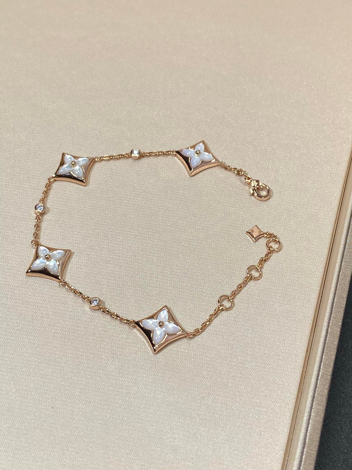 CCjewelry STAR 4 MOTIF MOP DIAMOND PINK GOLD BRACELET L.V