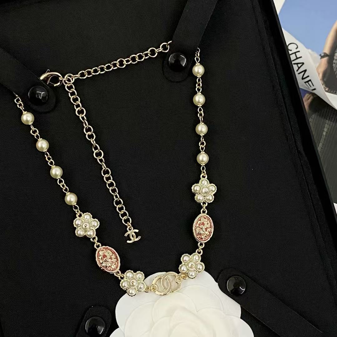 Trendy 18K CC Black And White Diamond Gold Necklace Handcrafted 18K Gold Diamond Necklace Stylish Pendant Necklace For Women Casual Formal Outfit Accessory, CHANE