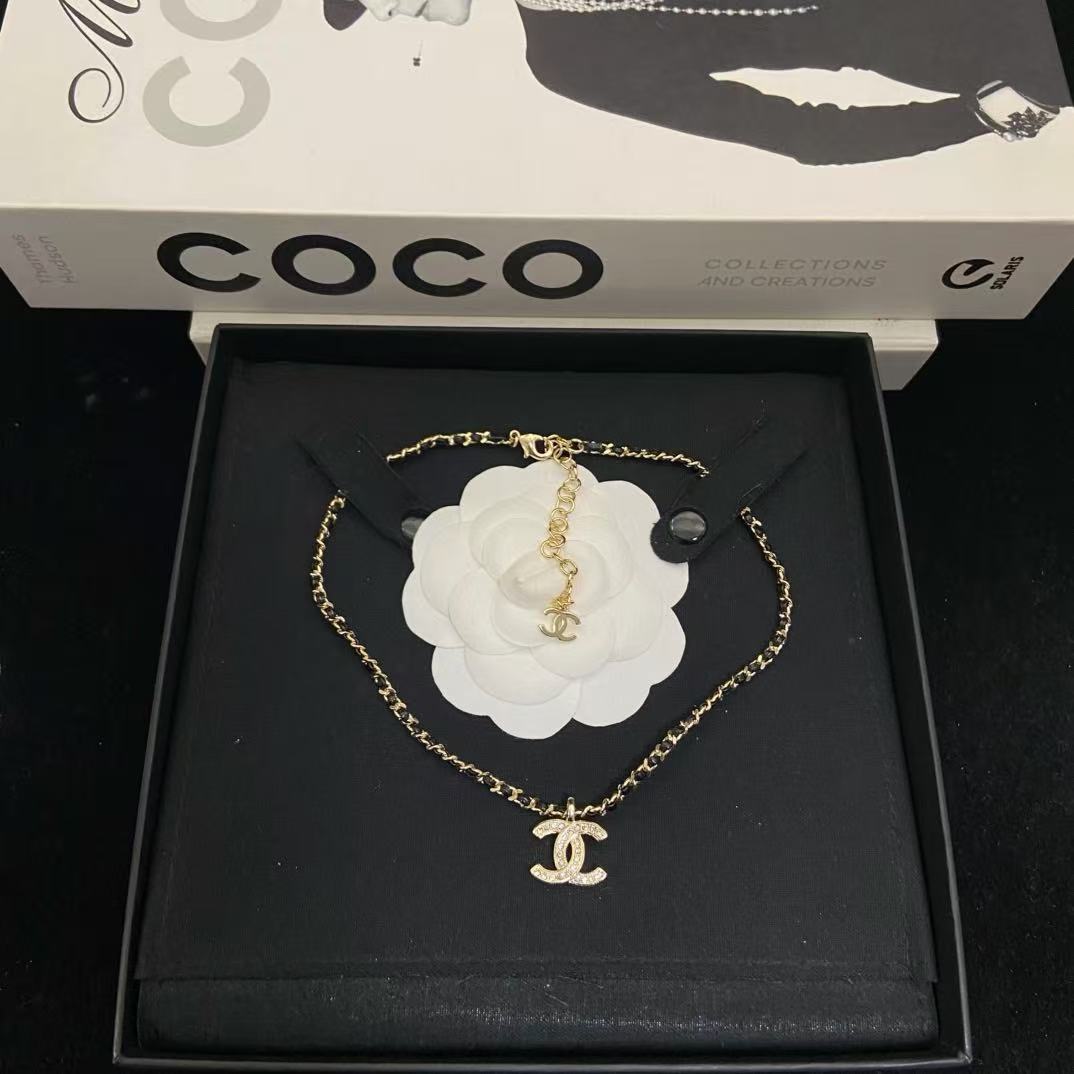 Trendy 18K CC Black And White Diamond Gold Necklace Handcrafted 18K Gold Diamond Necklace Stylish Pendant Necklace For Women Casual Formal Outfit Accessory, CHANE