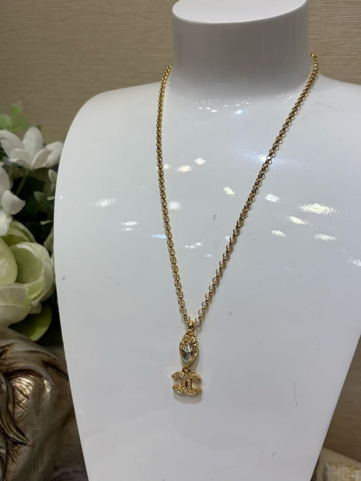 Trendy 18K CC Black And White Diamond Gold Necklace Handcrafted 18K Gold Diamond Necklace Stylish Pendant Necklace For Women Casual Formal Outfit Accessory, CHANE