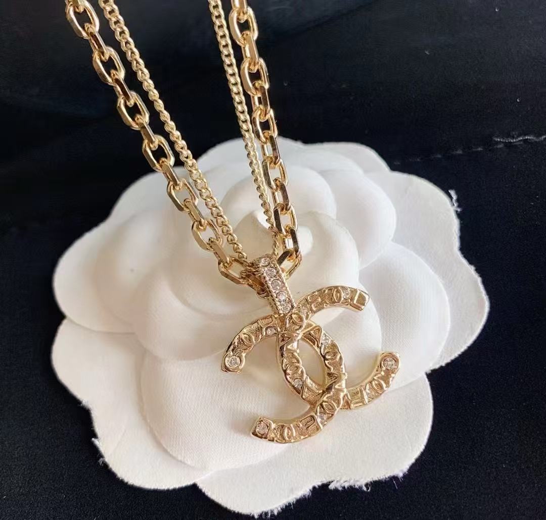 Trendy 18K CC Black And White Diamond Gold Necklace Handcrafted 18K Gold Diamond Necklace Stylish Pendant Necklace For Women Casual Formal Outfit Accessory, CHANE
