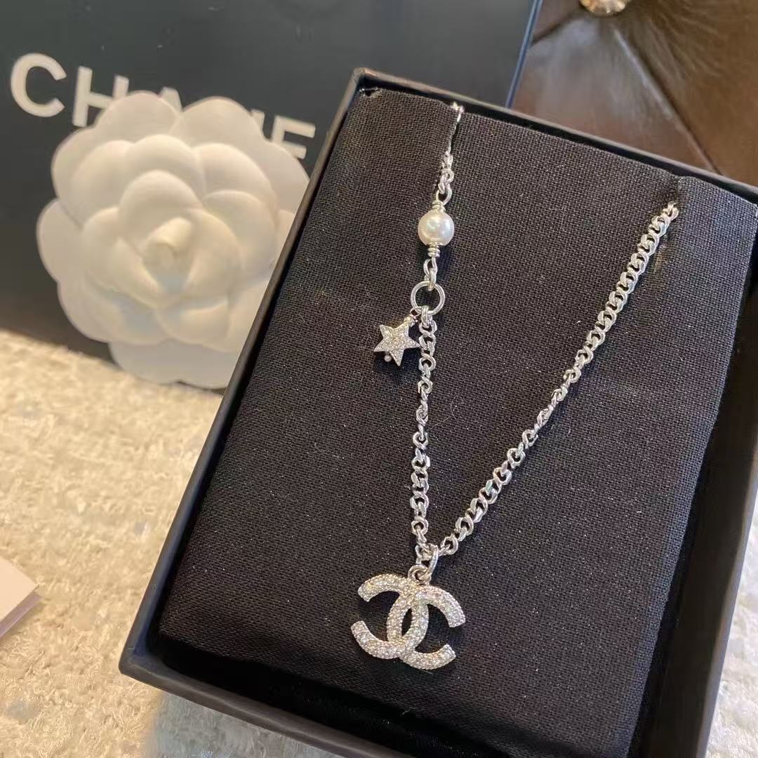 Trendy 18K CC Black And White Diamond Gold Necklace Handcrafted 18K Gold Diamond Necklace Stylish Pendant Necklace For Women Casual Formal Outfit Accessory, CHANE