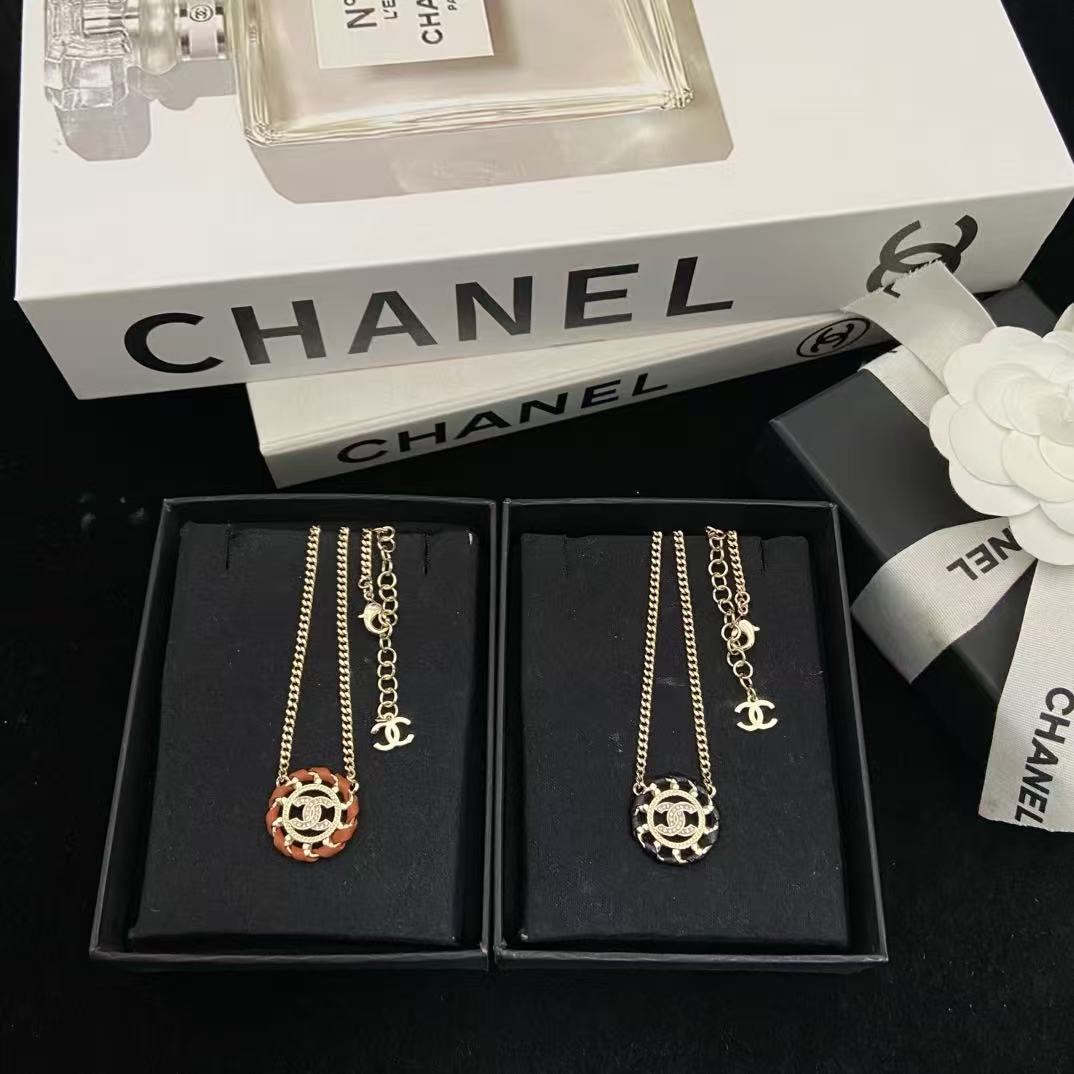 Trendy 18K CC Black And White Diamond Gold Necklace Handcrafted 18K Gold Diamond Necklace Stylish Pendant Necklace For Women Casual Formal Outfit Accessory, CHANE