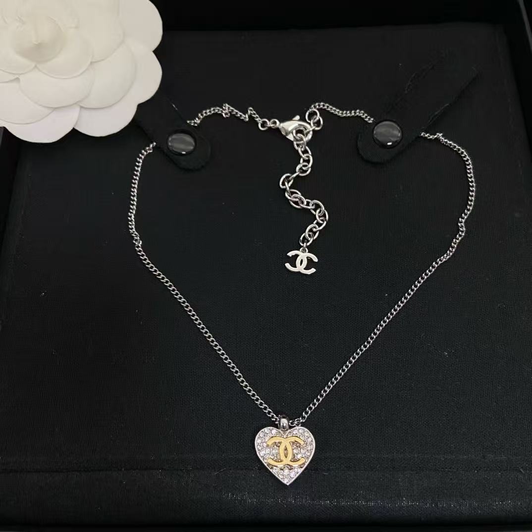 Trendy 18K CC Black And White Diamond Gold Necklace Handcrafted 18K Gold Diamond Necklace Stylish Pendant Necklace For Women Casual Formal Outfit Accessory, CHANE