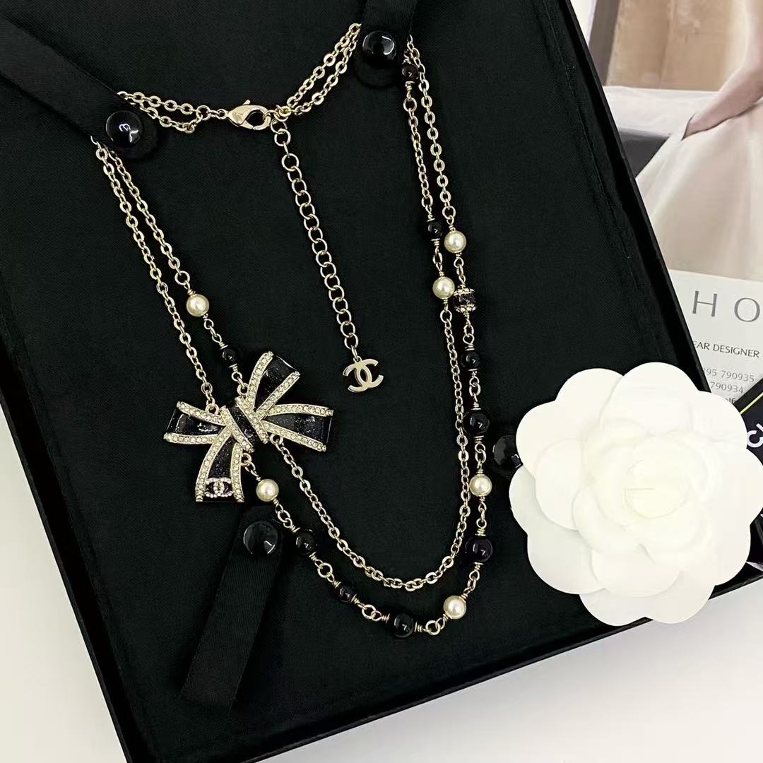 Trendy 18K CC Black And White Diamond Gold Necklace Handcrafted 18K Gold Diamond Necklace Stylish Pendant Necklace For Women Casual Formal Outfit Accessory, CHANE