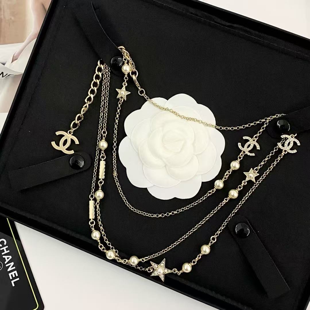 Trendy 18K CC Black And White Diamond Gold Necklace Handcrafted 18K Gold Diamond Necklace Stylish Pendant Necklace For Women Casual Formal Outfit Accessory, CHANE