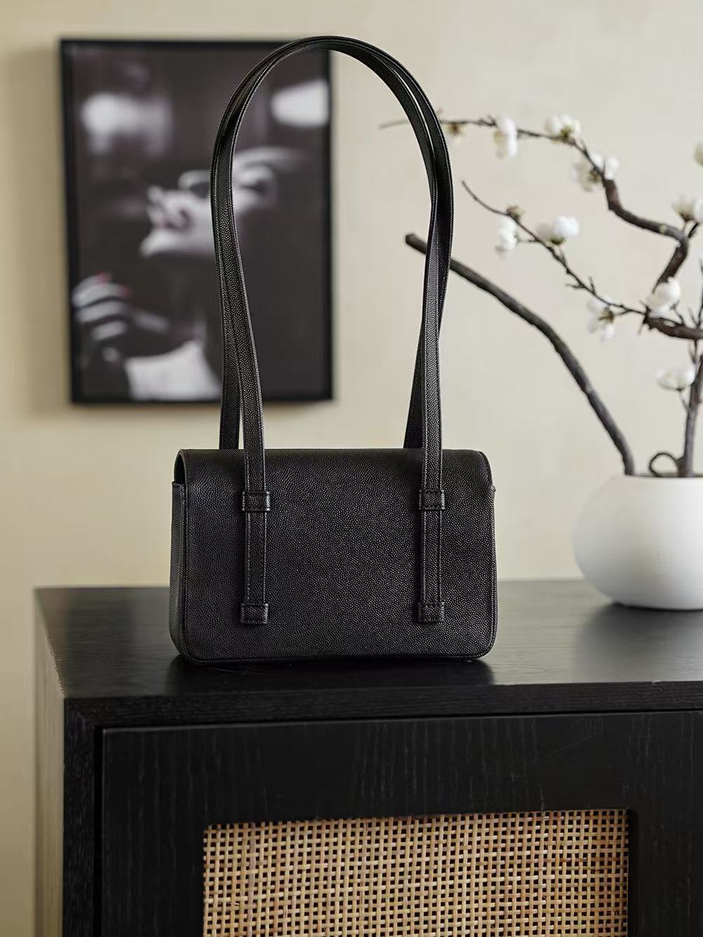 CC BAG  2026 Bag 22cm Black Grained Shiny Calfskin