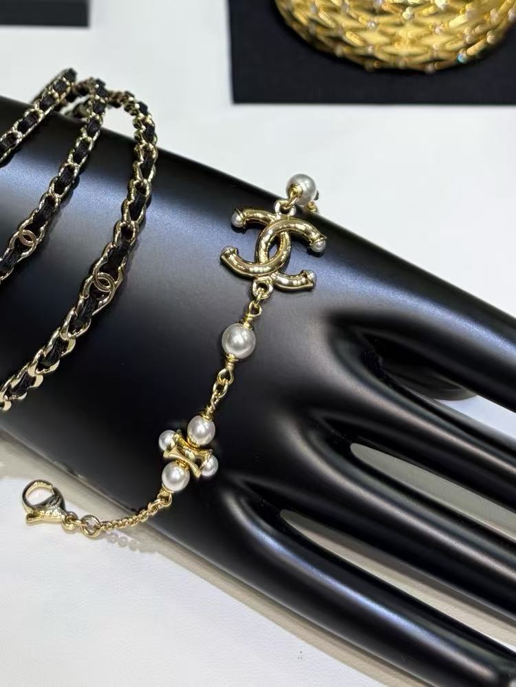Trendy 18K CC Black And White Diamond Gold Necklace Handcrafted 18K Gold Diamond Necklace Stylish Pendant Necklace For Women Casual Formal Outfit Accessory, CHANE