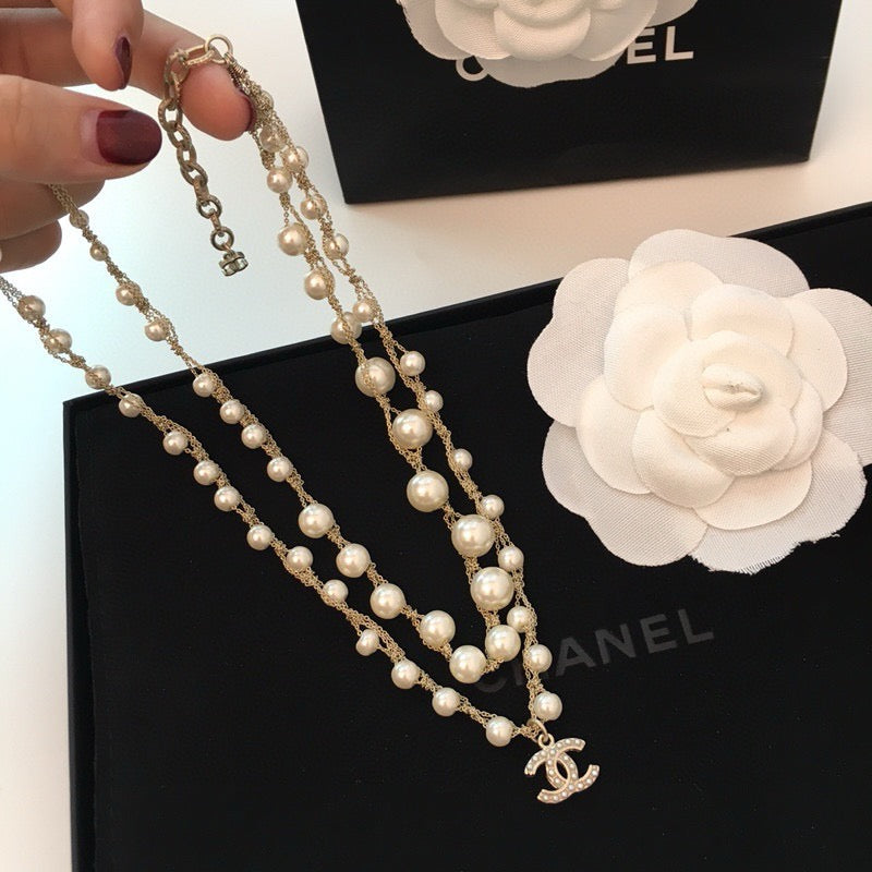 Trendy 18K CC Black And White Diamond Gold Necklace Handcrafted 18K Gold Diamond Necklace Stylish Pendant Necklace For Women Casual Formal Outfit Accessory, CHANE