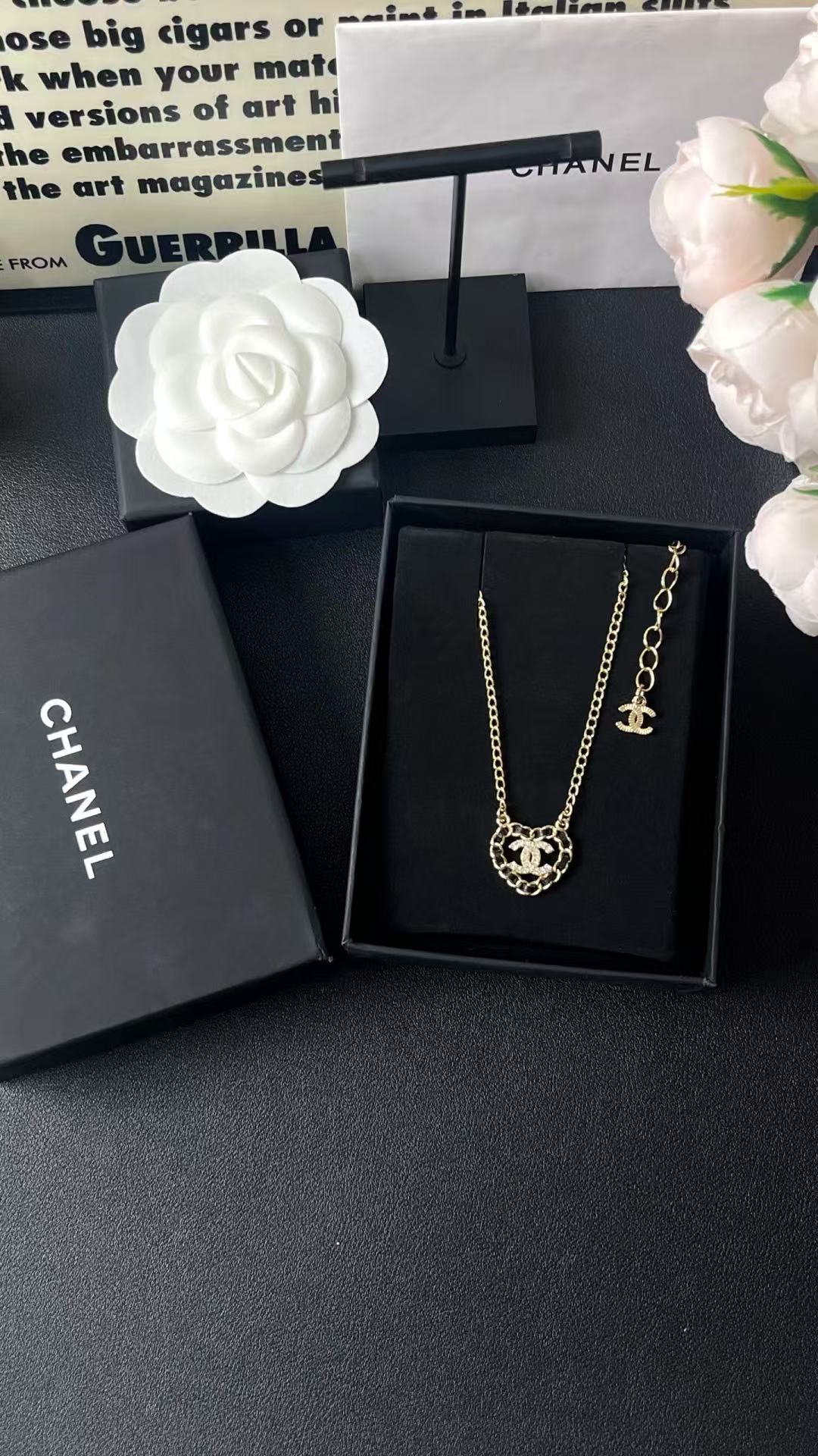 Trendy 18K CC Black And White Diamond Gold Necklace Handcrafted 18K Gold Diamond Necklace Stylish Pendant Necklace For Women Casual Formal Outfit Accessory, CHANE