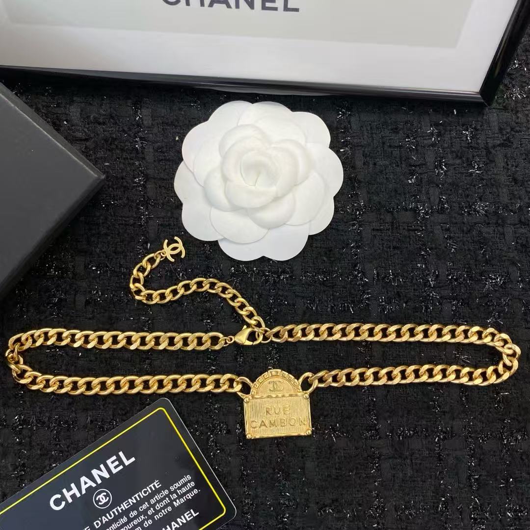 Trendy 18K CC Black And White Diamond Gold Necklace Handcrafted 18K Gold Diamond Necklace Stylish Pendant Necklace For Women Casual Formal Outfit Accessory, CHANE