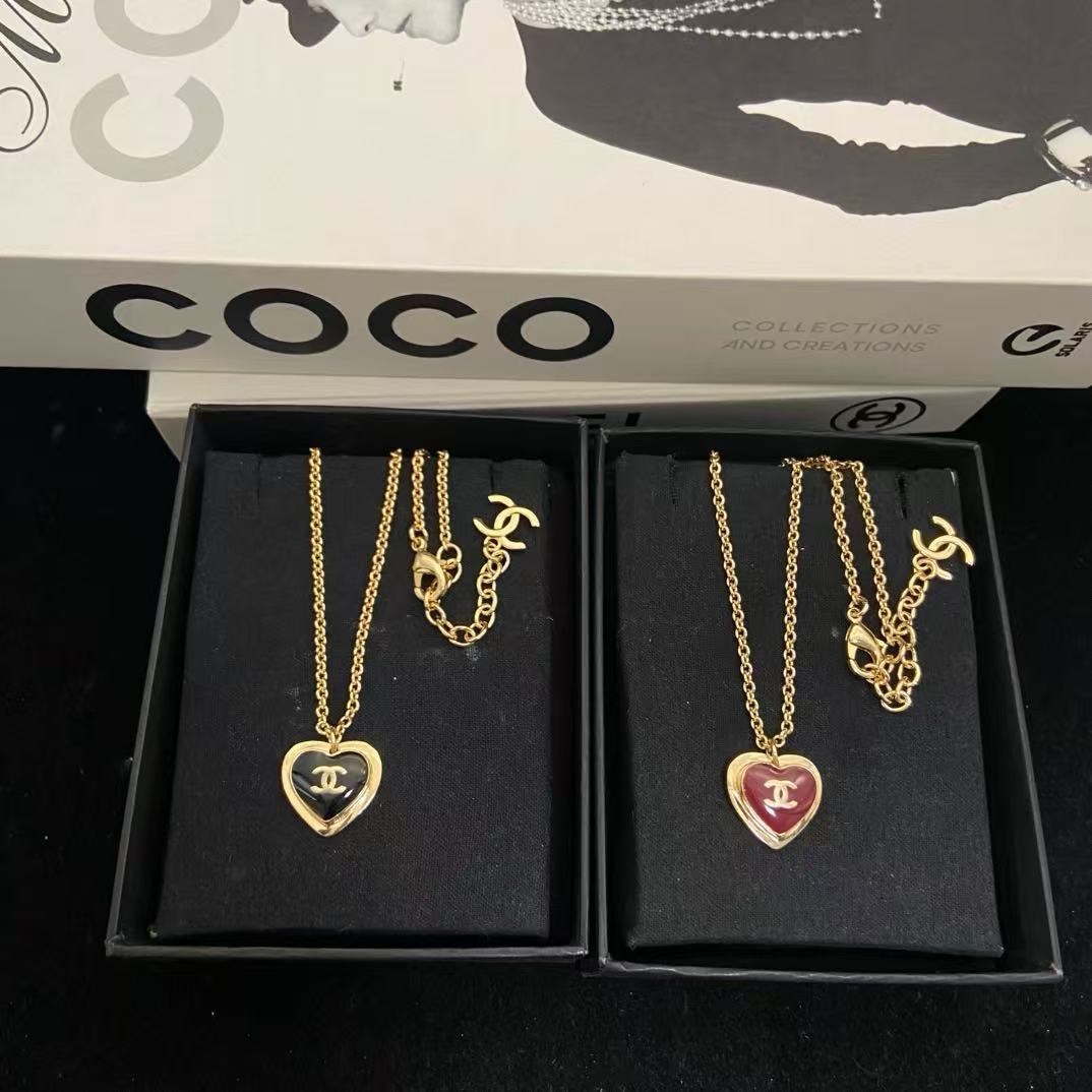 Trendy 18K CC Black And White Diamond Gold Necklace Handcrafted 18K Gold Diamond Necklace Stylish Pendant Necklace For Women Casual Formal Outfit Accessory, CHANE
